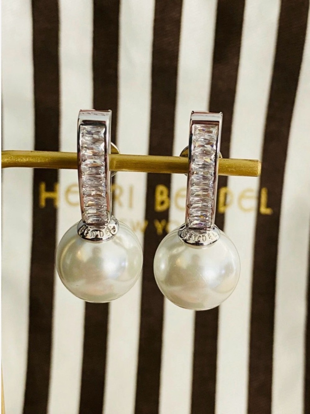 BEAUTIFUL VINTAGE HENRI BENDEL FLORA FAUX PEARL/CZ W/ SILVER TONE DROP EARRINGS
